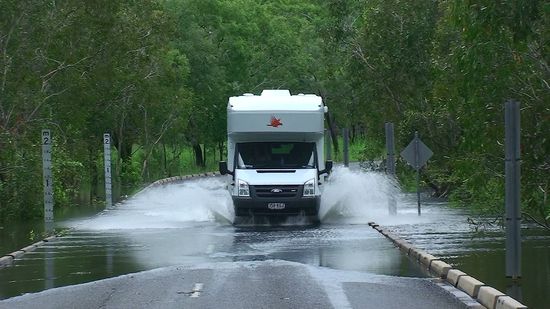 Karin gibt alles! Egal ob die Strasse befahrbar ist oder nicht...