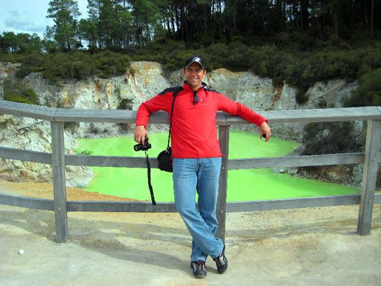 Michi vor grünem Farbtopf...