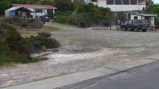 Ein dampfender Parkplatz in Rotorua