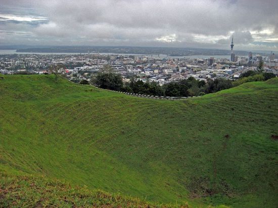Mount Egmont Krater mit Auckland Downtown im Hintergrund