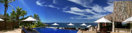 Blick von der Hotelbar über den Swimmingpool und das Sonnendeck Richtung Viti Levu (am Horizont)