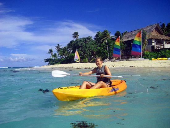 Karin bei den ersten Paddelversuchen im Südpazifik