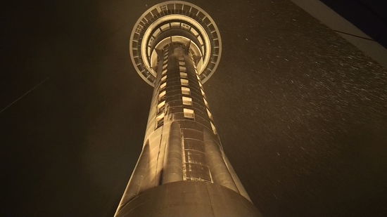Skytower Auckland von unten bei strömendem Regen