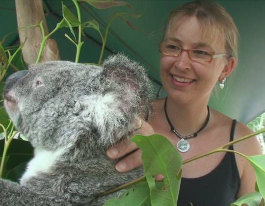 Karin auf Tuchfühlung mit einem Koala im Australia Zoo