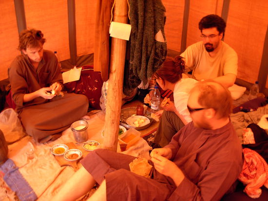 Das erste Frühstück in der Wüste, hier drin im Zelt