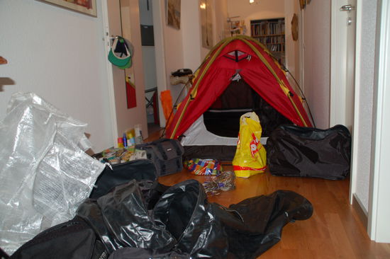 Babouska-Prinzip: Das Zelt im Flur in der Wohnung im Haus... Kleines Chaos kurz vor Abfahrt