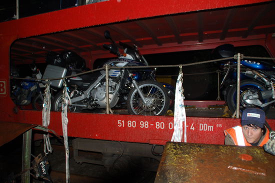 Jetzt faengt der Urlaub an - das Mopped hat sein Abteil bereits gefunden...