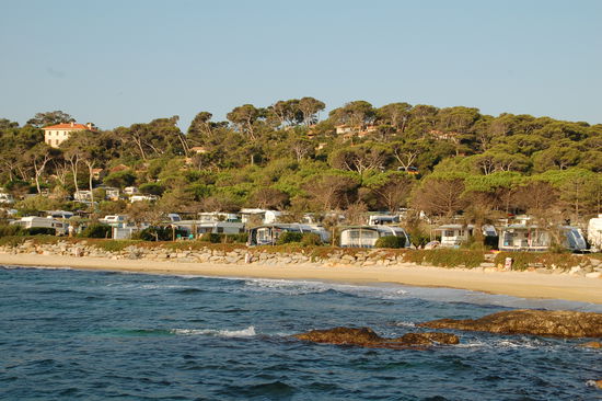 Morgens ist die Camperwelt noch in Ordnung: Du Domaine am Cap Benat