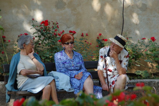 Obwohl ich von den Damen des Dorfes eher missbilligend beaeugt werde...(Moppedoutfit ist halt keine Haute Couture)