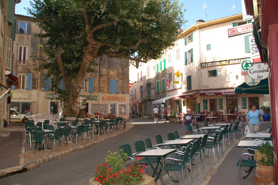 ...gibts dennoch am netten Dorfplatz von Aups einen Cafe au Lait fuer mich!