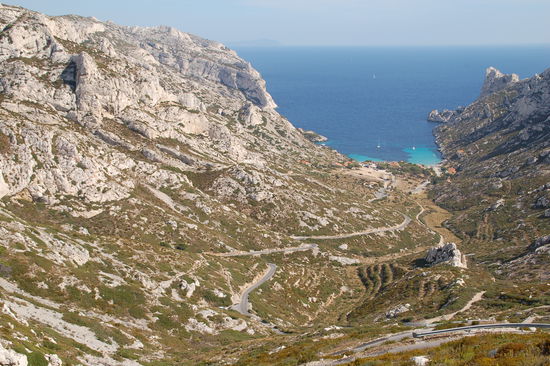 Kleiner Kick zur Mittagszeit: Abfahrt ueber steile Kehren und engste Strassen in die mistralumtoste Bucht