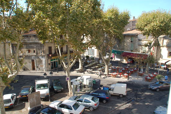 Blick vom Balkoenchen: Place du Voltaire beschaulich am fruehen Morgen