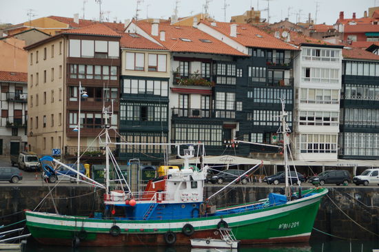 Hafenansicht Lekeitio - ob die hohe Luftfeuchte den Menschen aufs Gemuet schlaegt??