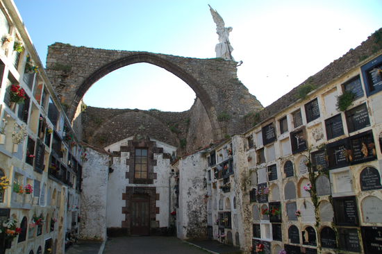 Friedhof in einer Kirchenruine - was das dt. Friedhofsgesetz wohl dazu sagen wuerde??