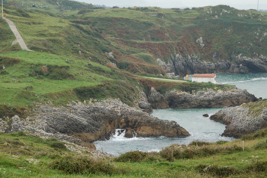 ...und dunstige Kuesten lassen in Asturien manchmal an Irland denken...