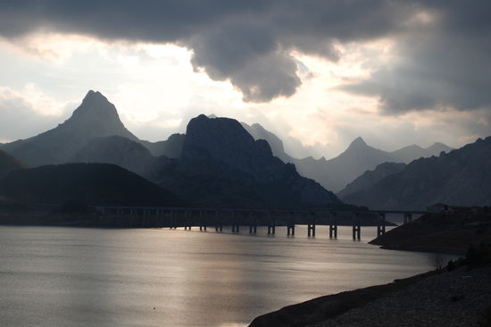 Licht und Wolken verstaerken den surrealen Charakter von Riaño massiv!