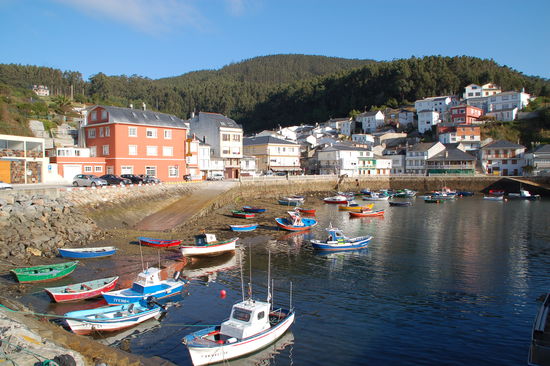 Malerisches Fischerdoerfchen in Galicien: Porto do Barqueiro
Links im roten Gebaeude das Hostal O`Forno.