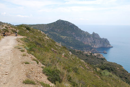 Fast-Off-Road am Monte Argentario (und eine andere GS schaut um die Ecke und hatte vor lauter Schreck fast Moeppi ueber den Abhang geschoben.....