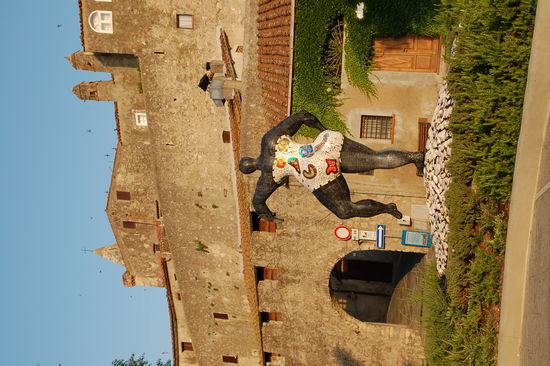 Capalbio mit dem Wahrzeichen des Ortes: Einer Nana von Nikki Saint Phalle