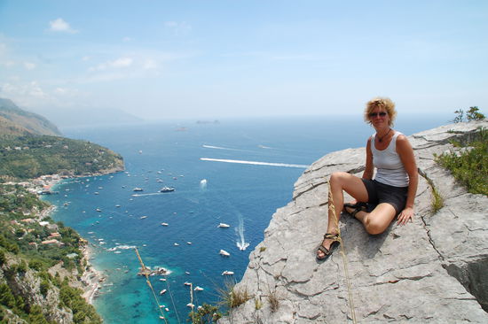 Selbstausloeser sind schon eine tolle Sache - vor allem hoch ueber Nerano...
mit Blick auf die Li Galli, die Sireneninseln