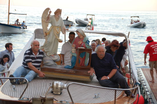 ....und nun in eleganter Rahmung der 2 Paten fuer den Rest der Prozession....