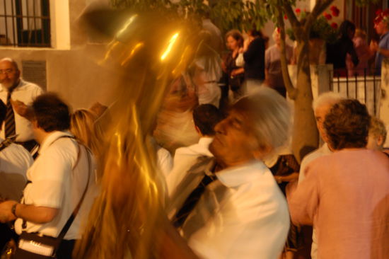 ....die oertliche Blaskapelle mit der Italo-Pop-Standard-Polyphonie gewesen waere.......