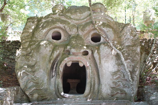 Drachen und Monster im Giardino degli Mostri - das ideale Umfeld fuer Moeppi und mich