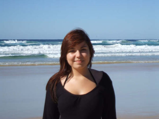 Angekommen in Fraser Island. Man sagt der gesamte Sand der australischen East-Coast würde irgendwann auf Fraser landen, die 120 km lange und 15 km breite Sandbank ist die grösste Sandinsel der Welt und entstand durch die Brandungsströmung über viele, viele, viele Jahre. Regenwälder und ca. 200 Süsswasserseen sind uüber die Insel verstreut, immer wieder ragen hohe Sanddünen (Sandblows) hervor und erinnern daran, dass Fraser Island angeblich mehr Sand fasst als die Sahara.