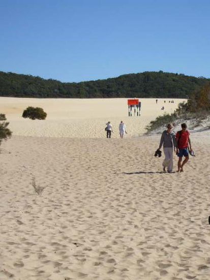 Zu Fuss ging es dann weiter über den heissen Sand.
