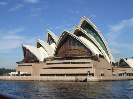 Das Sydney Opera House  ist eines der markantesten und berühmtesten Gebäude des 20. Jahrhunderts und das Wahrzeichen von Sydney.