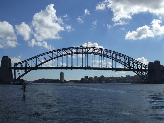 Am 19. März 1932 wurde die Sydney Harbour Bridge eingeweiht. Die wegen ihrer markanten Form mit dem Spitznamen „Kleiderbügel“ (Coat hanger) bedachte Brücke zählt mit einer Spannweite von 503 Metern zu den weltweit längsten Bogenbrücken.