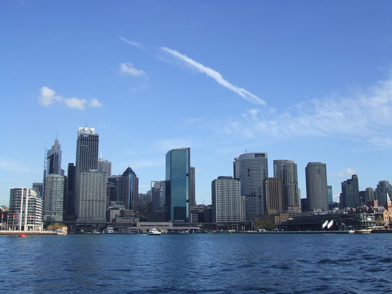 Sydney ist die Hauptstadt des Bundesstaates New South Wales.
Die Gegend des heutigen Stadtgebiets wurde vor ungefähr 40.000 Jahren von Aborigines besiedelt. Zu Beginn der Kolonisation lebten hier etwa 4.000 bis 8.000 Menschen, die drei verschiedenen Stämmen angehörten.