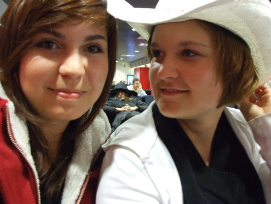 Flughafen Sydney, Ilona und ich warten auf unseren Flug nach Melbourne. Gespannt sind wir beide auf die Stadt Melbourne und freuen uns meine Verwandten zu sehen.