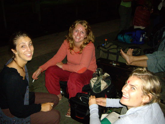 Am Bahnhof warten ich, Pernille und Jael auf den Zug