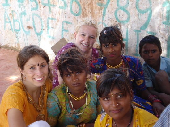 Einige unserer Schueler im Schlangenbeschwoehrerdorf mit Eva und mir