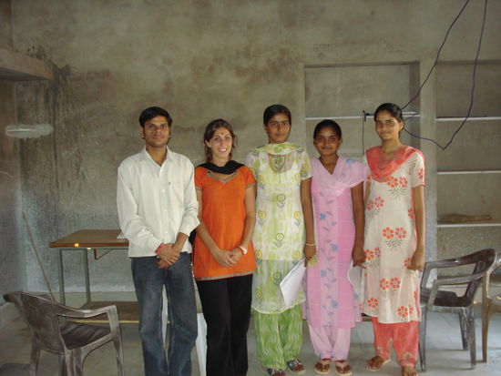 Vikas unser Übersetzer, ich und meine drei besten Schülerinnen (Manisha, Pushpa und Taruna)