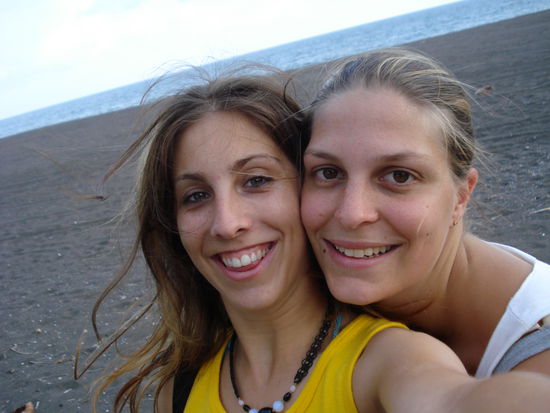Lena und ich am Strand von Monterrico