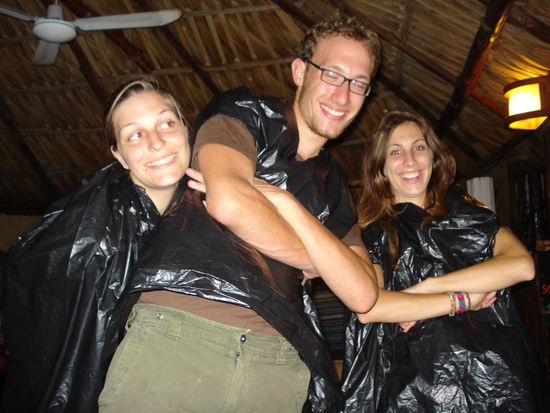 Lena, Pascal und ich im trendy Regenschutz (Müllsack)