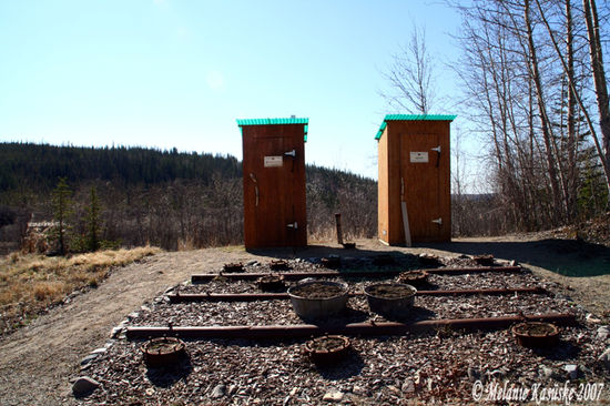 so sehen die Plumpsklos unterwegs aus  (oder so ähnlich)