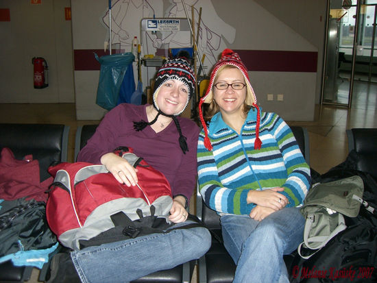Bärbel (rechts) und ich am Flughafen in Köln