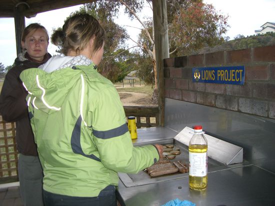 BBQ und BBQ und BBQ... hier wuerstchen und Bratkartoffeln... mit Mia und Anne