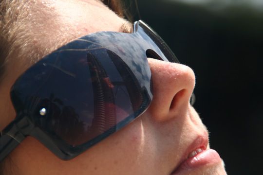 Spiegelung in meiner Brille mit Jennys Gesicht