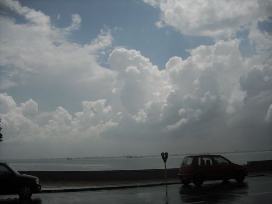 das einzige Stueck blauer Himmel aber schaut euch DIESE Gewitterwolken an ringsum
