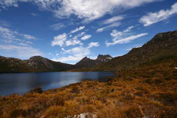 Cradle Mountain (Hintergrund) Dove Lake im Vordergrund