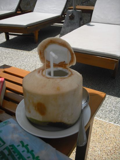 na, so laesst sich doch wirklich das Leben geniessen... einmal frische Kokusnus fuer 80EURcent bitte