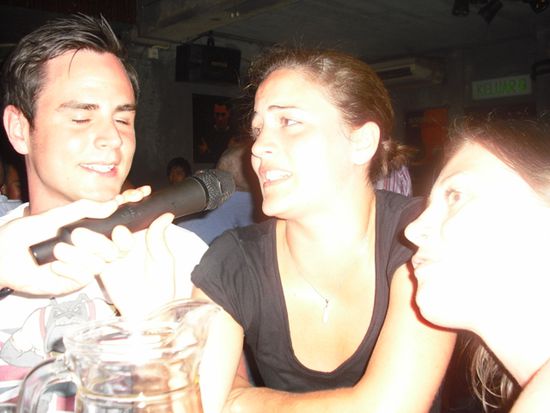Oscar, Julia (schon ziemlich besoffen) und Julie
