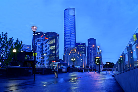 Melbourne bei Nacht (das grosse Ding in der Mitte ist der hoechste Wolkenkratzer der westlichen Hemisphaere... wurde mir erzaehlt)