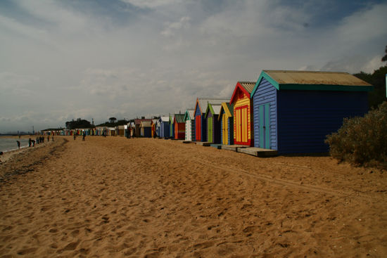 Brython Beach mit bunten Haeusern