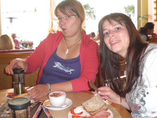 HeXe und Tinka beim brunchen im Bar-celona