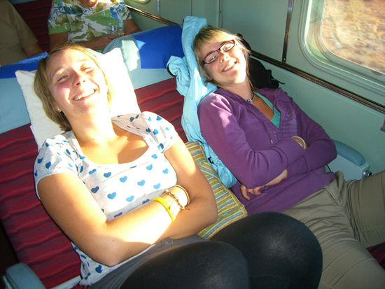 Anne und Annie in den "bequemen" Sitzen